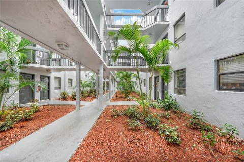 Condo in West Palm Beach, Florida, 1 bedroom  № 1947587 - photo 13
