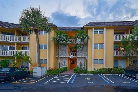 Condo in Miami Lakes, Florida, 2 bedrooms  № 1892827 - photo 9