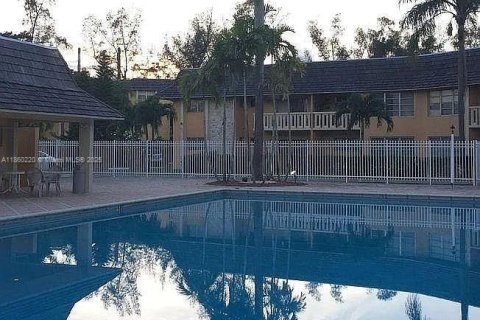 Condo in Miami Lakes, Florida, 2 bedrooms  № 1892827 - photo 12
