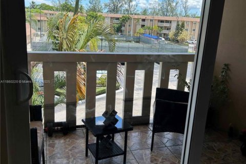 Condo in Miami Lakes, Florida, 2 bedrooms  № 1892827 - photo 7
