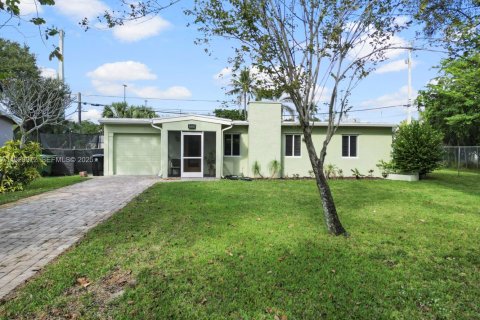 Купить виллу или дом в Форт-Лодердейл, Флорида 2 спальни, 83.8м2, № 1989361 - фото 1