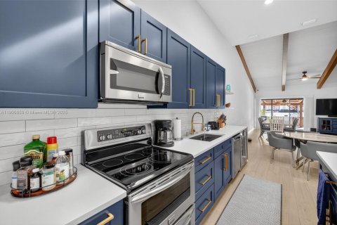 House in Hallandale Beach, Florida 3 bedrooms, 156.08 sq.m. № 1965587 - photo 19