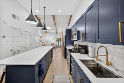 House in Hallandale Beach, Florida 3 bedrooms, 156.08 sq.m. № 1965587 - photo 17