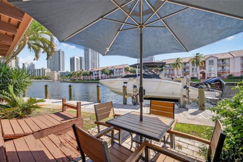 House in Hallandale Beach, Florida 3 bedrooms, 156.08 sq.m. № 1965587 - photo 1