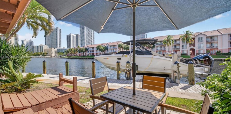 House in Hallandale Beach, Florida 3 bedrooms, 156.08 sq.m. № 1965587