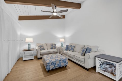 House in Hallandale Beach, Florida 3 bedrooms, 156.08 sq.m. № 1965587 - photo 29