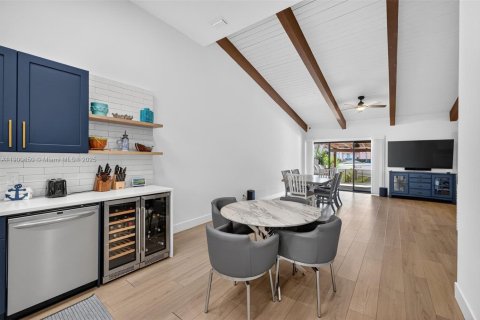 House in Hallandale Beach, Florida 3 bedrooms, 156.08 sq.m. № 1965587 - photo 21