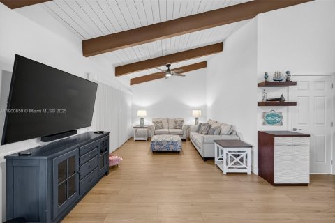 House in Hallandale Beach, Florida 3 bedrooms, 156.08 sq.m. № 1965587 - photo 28