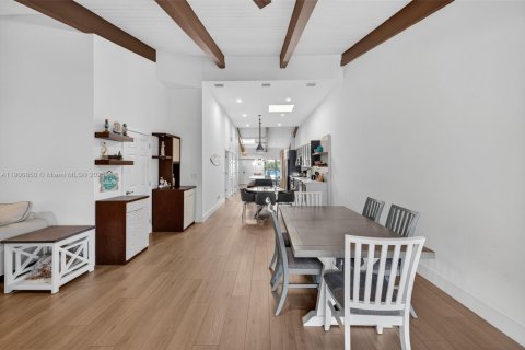 House in Hallandale Beach, Florida 3 bedrooms, 156.08 sq.m. № 1965587 - photo 25