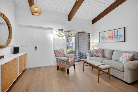 House in Hallandale Beach, Florida 3 bedrooms, 156.08 sq.m. № 1965587 - photo 11