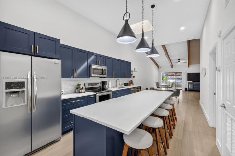 House in Hallandale Beach, Florida 3 bedrooms, 156.08 sq.m. № 1965587 - photo 14