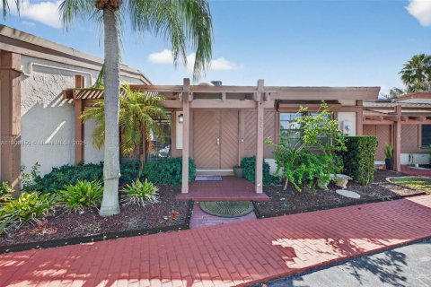 House in Hallandale Beach, Florida 3 bedrooms, 156.08 sq.m. № 1965587 - photo 7