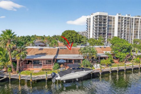 House in Hallandale Beach, Florida 3 bedrooms, 156.08 sq.m. № 1965587 - photo 5