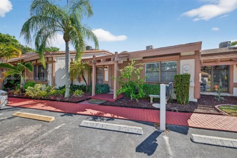 House in Hallandale Beach, Florida 3 bedrooms, 156.08 sq.m. № 1965587 - photo 6