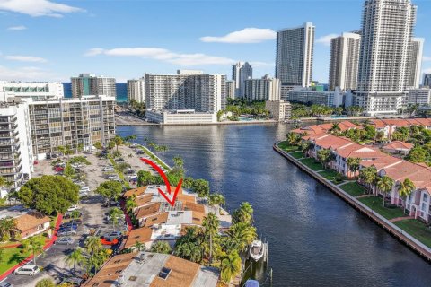 House in Hallandale Beach, Florida 3 bedrooms, 156.08 sq.m. № 1965587 - photo 3