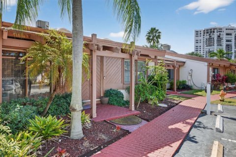 House in Hallandale Beach, Florida 3 bedrooms, 156.08 sq.m. № 1965587 - photo 8