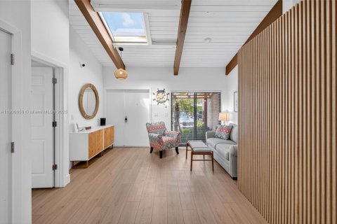 House in Hallandale Beach, Florida 3 bedrooms, 156.08 sq.m. № 1965587 - photo 10