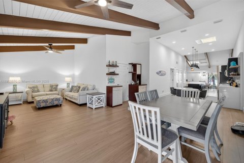 House in Hallandale Beach, Florida 3 bedrooms, 156.08 sq.m. № 1965587 - photo 24