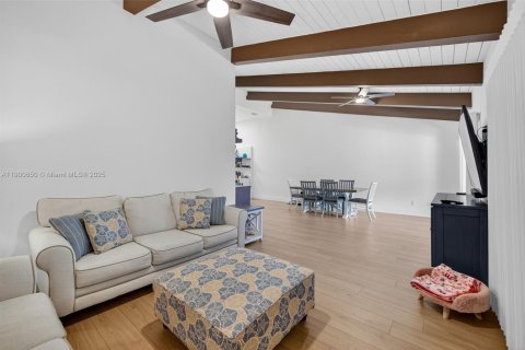 House in Hallandale Beach, Florida 3 bedrooms, 156.08 sq.m. № 1965587 - photo 30