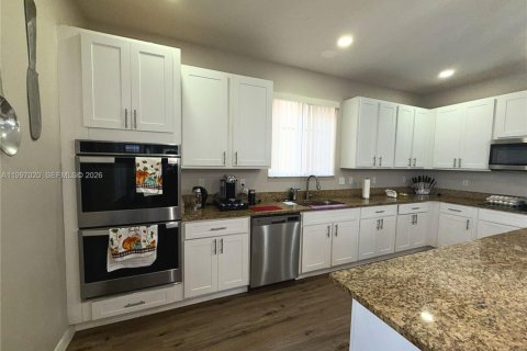House in Davenport, Florida 6 bedrooms, 315.5 sq.m. № 2066932 - photo 24