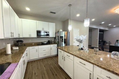 House in Davenport, Florida 6 bedrooms, 315.5 sq.m. № 2066932 - photo 25