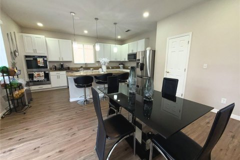 House in Davenport, Florida 6 bedrooms, 315.5 sq.m. № 2066932 - photo 20
