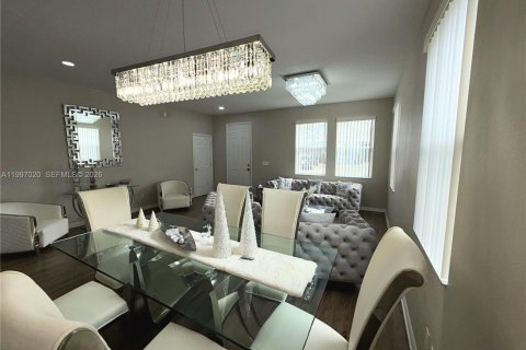 House in Davenport, Florida 6 bedrooms, 315.5 sq.m. № 2066932 - photo 12