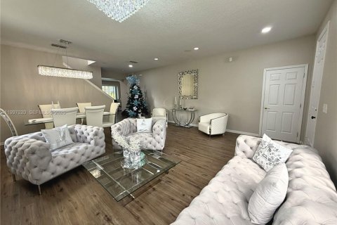 House in Davenport, Florida 6 bedrooms, 315.5 sq.m. № 2066932 - photo 7