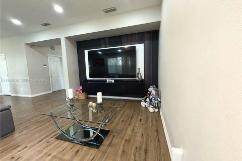 House in Davenport, Florida 6 bedrooms, 315.5 sq.m. № 2066932 - photo 15