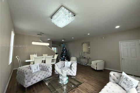 House in Davenport, Florida 6 bedrooms, 315.5 sq.m. № 2066932 - photo 11