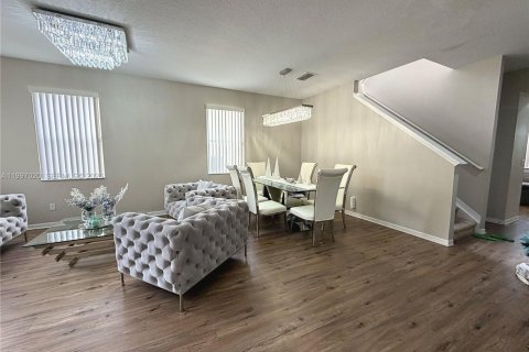 House in Davenport, Florida 6 bedrooms, 315.5 sq.m. № 2066932 - photo 9