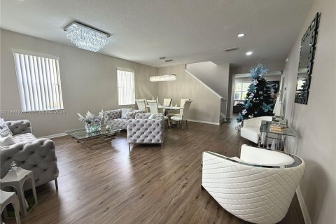 House in Davenport, Florida 6 bedrooms, 315.5 sq.m. № 2066932 - photo 6
