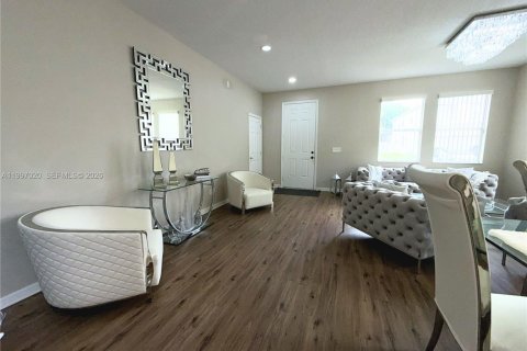 House in Davenport, Florida 6 bedrooms, 315.5 sq.m. № 2066932 - photo 13