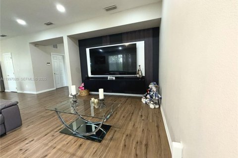 House in Davenport, Florida 6 bedrooms, 315.5 sq.m. № 2066932 - photo 17