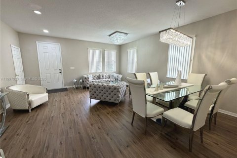 House in Davenport, Florida 6 bedrooms, 315.5 sq.m. № 2066932 - photo 10