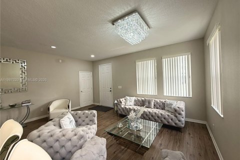 House in Davenport, Florida 6 bedrooms, 315.5 sq.m. № 2066932 - photo 8