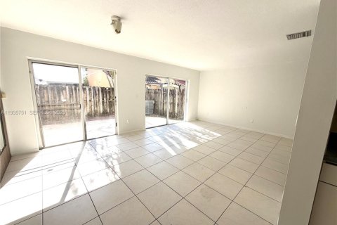 Adosado en alquiler en Miami, Florida, 3 dormitorios, 130.16 m2 № 1994226 - foto 12
