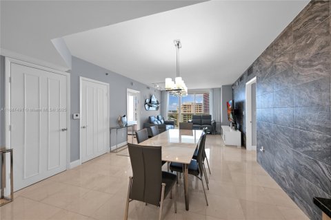 Condo in Hallandale Beach, Florida, 3 bedrooms  № 2053094 - photo 3