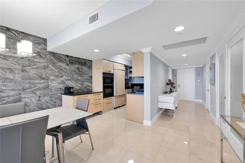 Condo in Hallandale Beach, Florida, 3 bedrooms  № 2053094 - photo 7