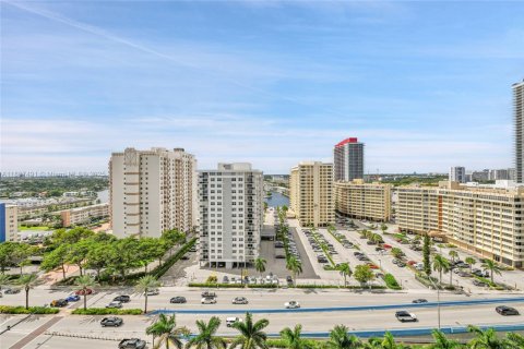 Condo in Hallandale Beach, Florida, 3 bedrooms  № 2053094 - photo 24