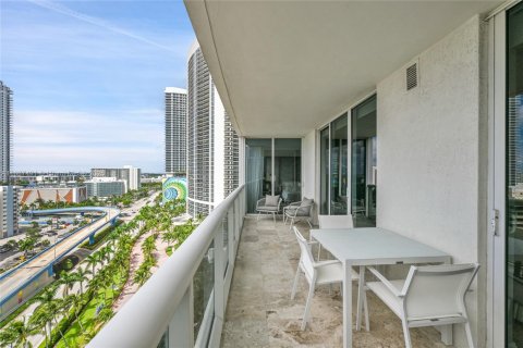 Condo in Hallandale Beach, Florida, 3 bedrooms  № 2053094 - photo 23