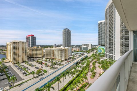 Condo in Hallandale Beach, Florida, 3 bedrooms  № 2053094 - photo 22