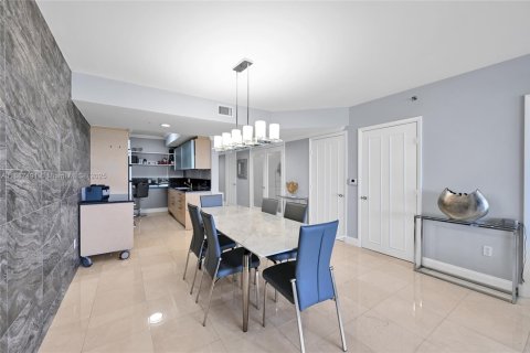 Condo in Hallandale Beach, Florida, 3 bedrooms  № 2053094 - photo 6