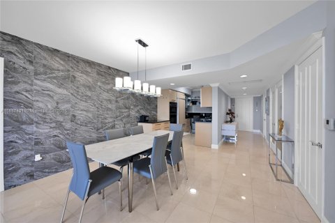 Condo in Hallandale Beach, Florida, 3 bedrooms  № 2053094