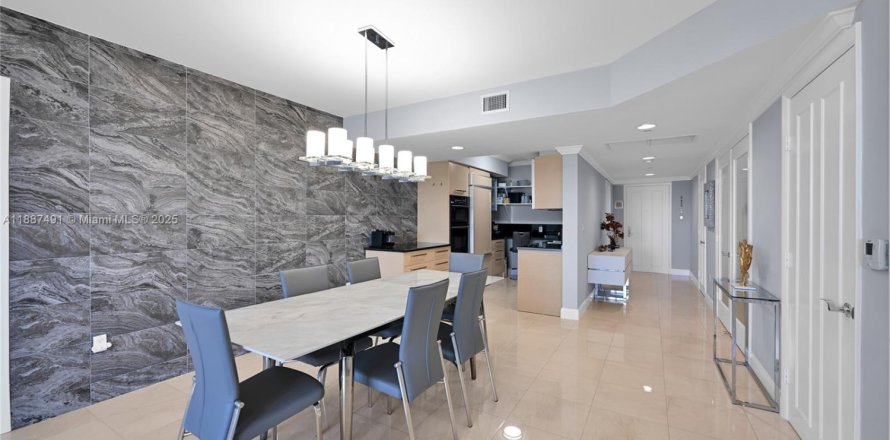 Condo in Hallandale Beach, Florida, 3 bedrooms  № 2053094