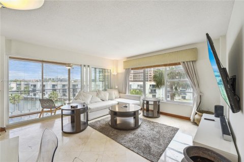 Снять в аренду кондоминиум в Майами, Флорида 1 спальня, 79.99м2, № 1963361 - фото 4