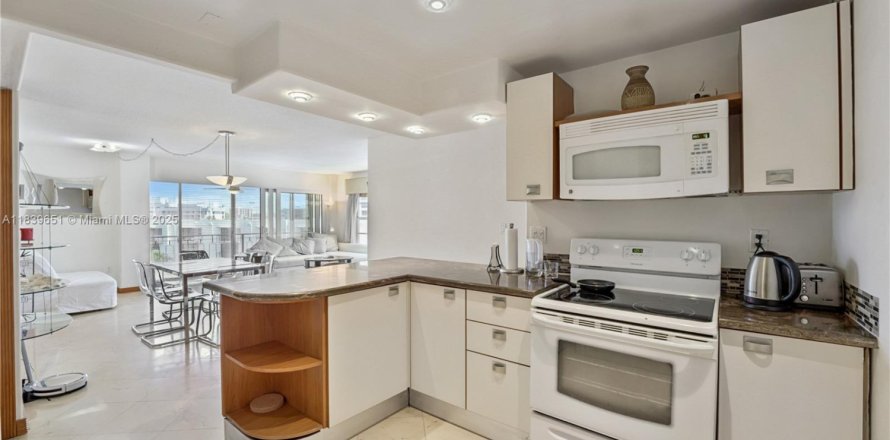 Кондоминиум с 1 спальней в Майами, Флорида № 1963361