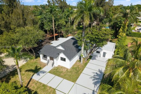 Casa en Davie, Florida 5 dormitorios, 298.59 m2 № 2042876