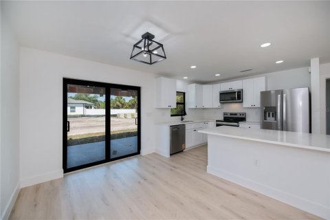 House in Port Charlotte, Florida 3 bedrooms, 117.61 sq.m. № 1734305 - photo 12