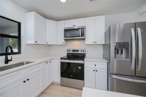 House in Port Charlotte, Florida 3 bedrooms, 117.61 sq.m. № 1734305 - photo 8